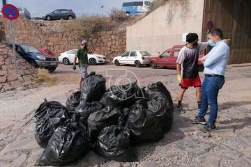 Basura y escombros acumulados en el canal del barranquillo de Ojos de Garza  y labores de limpieza acometidas este sábado por un grupo de teldenses (Foto TA)