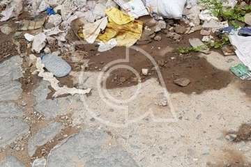 Basura y escombros acumulados en el canal del barranquillo de Ojos de Garza  y labores de limpieza acometidas este sábado por un grupo de teldenses (Foto TA)