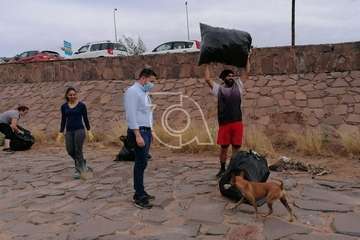 Basura y escombros acumulados en el canal del barranquillo de Ojos de Garza  y labores de limpieza acometidas este sábado por un grupo de teldenses (Foto TA)