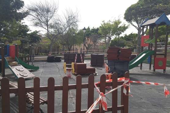  Parques retira el pavimento estropeado del área infantil de Arnao  (Foto TA)