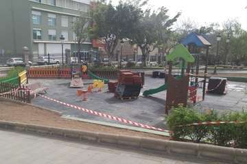  Parques retira el pavimento estropeado del área infantil de Arnao  (Foto TA)