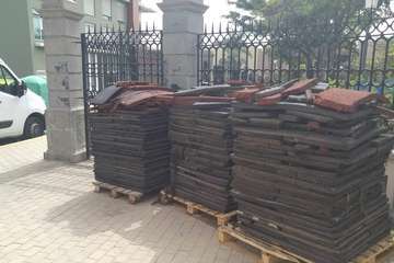  Parques retira el pavimento estropeado del área infantil de Arnao  (Foto TA)