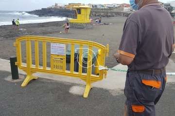 Cierre de los accesos a las playas de Telde para evitar aglomeraciones en los arenales  (Foto TA)