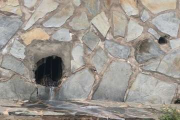 Vertido de aguas residuales sobre los riscos de Taliarte (Foto TA)