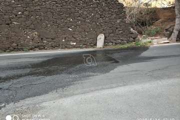 Vertido de aguas residuales en la carretera general de San Antonio (Foto TA)