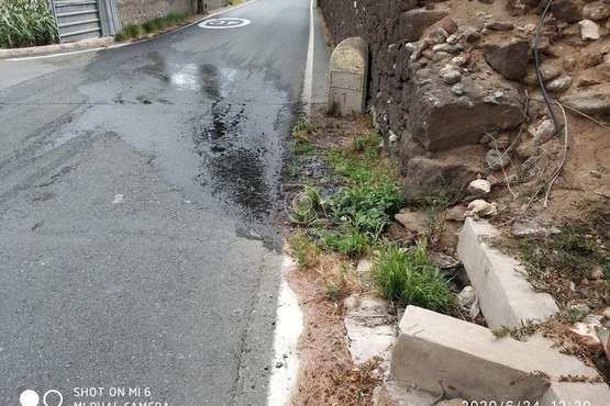 Vertido de aguas residuales en la carretera general de San Antonio (Foto TA)