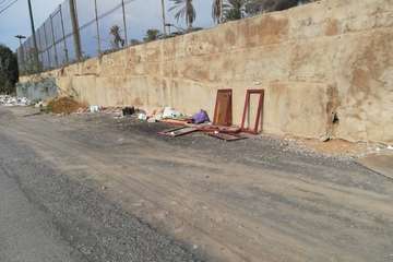 Vertido de escombros y residuos en el Barranco Real de Telde (Foto TA)