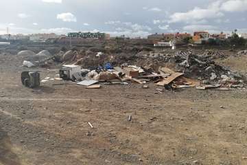 Vertido de escombros y residuos en el Barranco Real de Telde (Foto TA)
