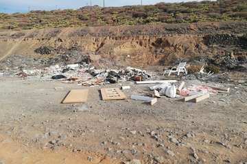Vertido de escombros y residuos en el Barranco Real de Telde (Foto TA)