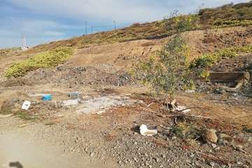 Vertido de escombros y residuos en el Barranco Real de Telde (Foto TA)