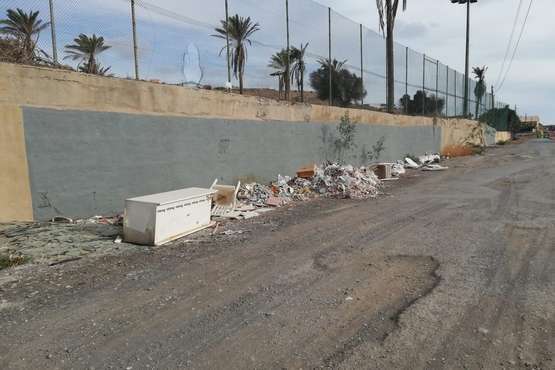 Vertido de escombros y residuos en el Barranco Real de Telde (Foto TA)