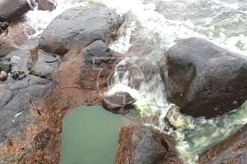 Continúa el vertido de aguas domésticas en los riscos de Taliarte (Foto TA)