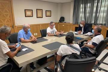 Protestas en la capital grancanaria en contra y a favor de la licencia al hotel Oliva Beach de Fuerteventura (Foto TA y Acfi Press)