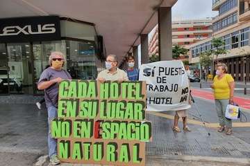 Protestas en la capital grancanaria en contra y a favor de la licencia al hotel Oliva Beach de Fuerteventura (Foto TA y Acfi Press)