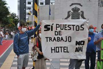 Protestas en la capital grancanaria en contra y a favor de la licencia al hotel Oliva Beach de Fuerteventura (Foto TA y Acfi Press)