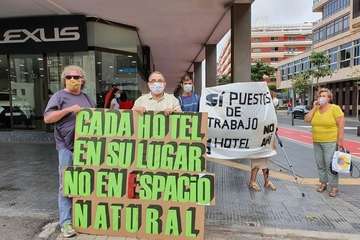 Protestas en la capital grancanaria en contra y a favor de la licencia al hotel Oliva Beach de Fuerteventura (Foto TA y Acfi Press)