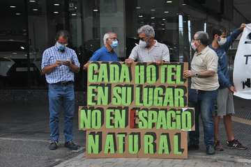 Protestas en la capital grancanaria en contra y a favor de la licencia al hotel Oliva Beach de Fuerteventura (Foto TA y Acfi Press)