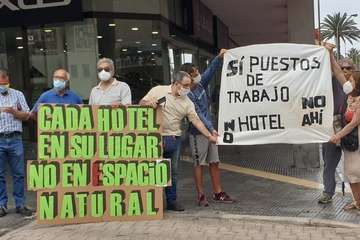 Protestas en la capital grancanaria en contra y a favor de la licencia al hotel Oliva Beach de Fuerteventura (Foto TA y Acfi Press)