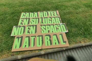 Protestas en la capital grancanaria en contra y a favor de la licencia al hotel Oliva Beach de Fuerteventura (Foto TA y Acfi Press)