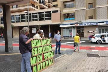 Protestas en la capital grancanaria en contra y a favor de la licencia al hotel Oliva Beach de Fuerteventura (Foto TA y Acfi Press)