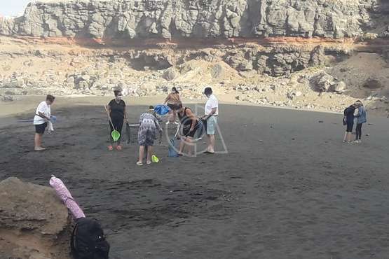  'Una bolsa menos' limpia la playa de San Borondón de plásticos y residuos/TA