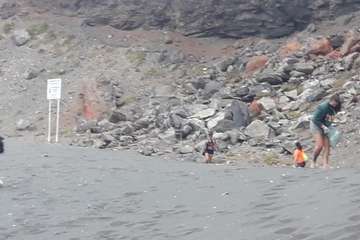  'Una bolsa menos' limpia la playa de San Borondón de plásticos y residuos/TA