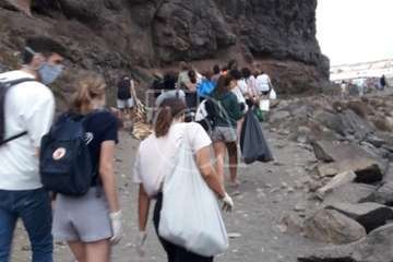  'Una bolsa menos' limpia la playa de San Borondón de plásticos y residuos/TA