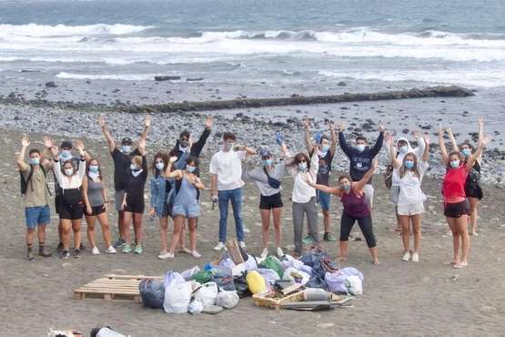 Limpieza de la playa de Jinámar (Foto TA)