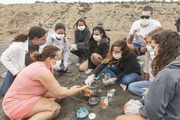 taller de recogida de microplásticas en la costa de Jinámar/Acfi Press/TA.