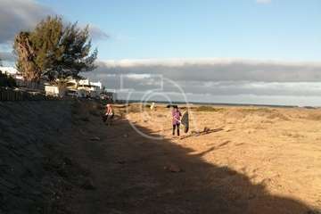 La playa de Ojos de Ojos limpia su entorno/TA.