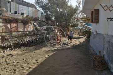 La playa de Ojos de Ojos limpia su entorno/TA.