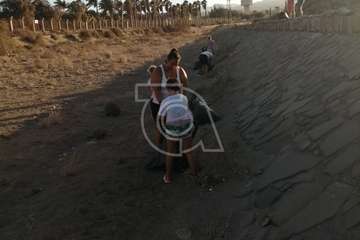 La playa de Ojos de Ojos limpia su entorno/TA.