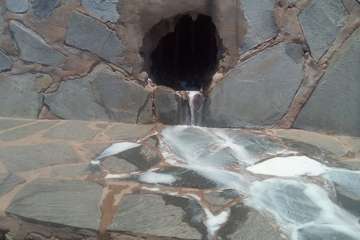 Vertido de aguas residuales en los riscos de Taliarte a través  de un colector de aguas pluviales/TA.