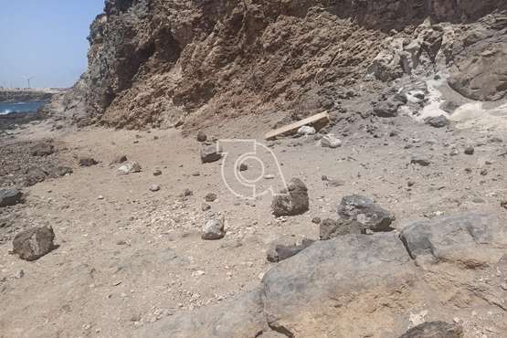 Los desprendimientos minan los encantos de la playa teldense de Aguadulce/TA