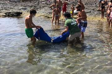 Momento en que la mantelina es devuelta al mar/TA.