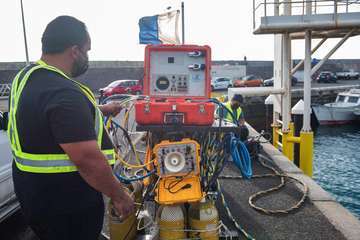 El Cabildo reflota una embarcación hundida en Taliarte/TA.