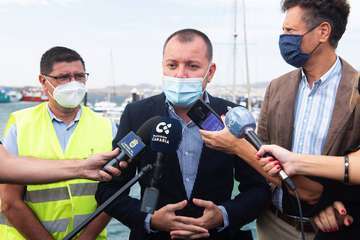 El Cabildo reflota una embarcación hundida en Taliarte/TA.