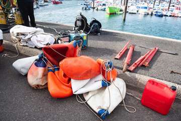 El Cabildo reflota una embarcación hundida en Taliarte/TA.