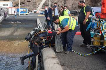El Cabildo reflota una embarcación hundida en Taliarte/TA.