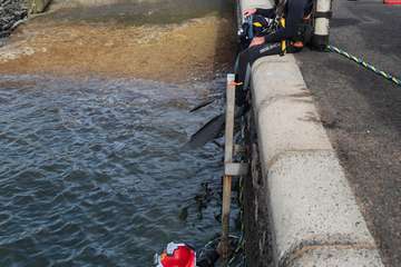 El Cabildo reflota una embarcación hundida en Taliarte/TA.