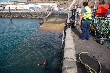 El Cabildo reflota una embarcación hundida en Taliarte/TA.