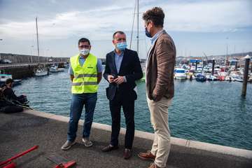 El Cabildo reflota una embarcación hundida en Taliarte/TA.