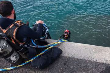 El Cabildo reflota una embarcación hundida en Taliarte/TA.