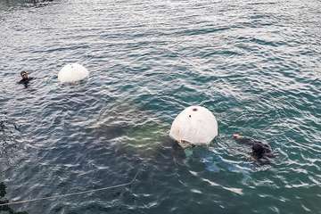 El Cabildo reflota una embarcación hundida en Taliarte/TA.