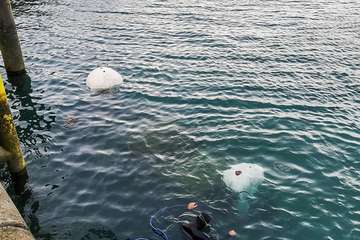 El Cabildo reflota una embarcación hundida en Taliarte/TA.