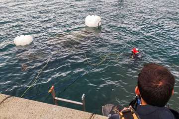 El Cabildo reflota una embarcación hundida en Taliarte/TA.