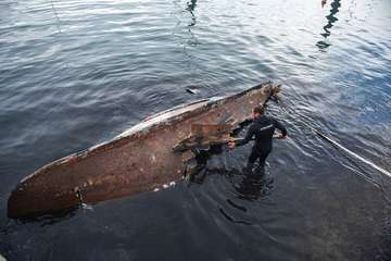 El Cabildo reflota una embarcación hundida en Taliarte/TA.