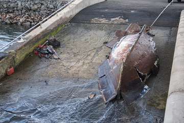 El Cabildo reflota una embarcación hundida en Taliarte/TA.