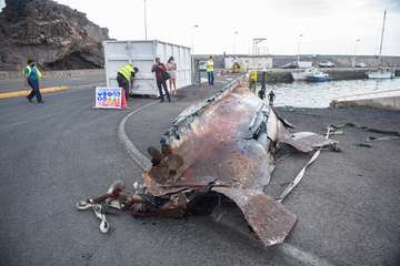 El Cabildo reflota una embarcación hundida en Taliarte/TA.