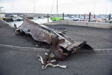 El Cabildo reflota una embarcación hundida en Taliarte/TA.